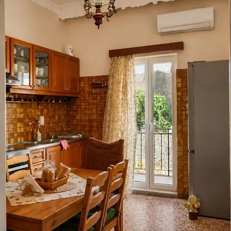 Ferienhaus Mponanos' Family House